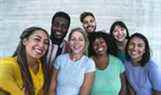 Groupe d'amis multiraciaux s'amusant en plein air - Heureux métis prenant le selfie ensemble - Jeune génération du millénaire et concept de style de vie multiethnique pour adolescents