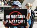 Les gens protestent contre la mise en œuvre des certificats de vaccin COVID-19 par le gouvernement de l'Ontario, devant l'hôtel de ville de Toronto le 1er septembre 2021.