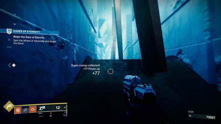 Le joueur navigue dans un couloir étroit et sinueux dans Destiny 2.