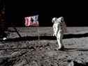 L'astronaute Buzz Aldrin, pilote du module lunaire d'Apollo 11, pose pour une photo à côté du drapeau américain déployé lors d'une activité extravéhiculaire (EVA) sur la lune, le 20 juillet 1969.