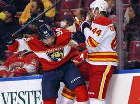 Le défenseur des Flames Erik Gudbranson se bat avec l'attaquant des Panthers Ryan Lomberg le 4 janvier.