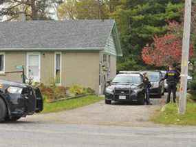 Des agents de la Police provinciale de l'Ontario sont photographiés devant le domicile de l'armurier de Norfolk Rodger Kotanko, 70 ans, le 4 novembre 2021. L'UES enquête après que la police de Toronto a tiré et tué Kotanko.