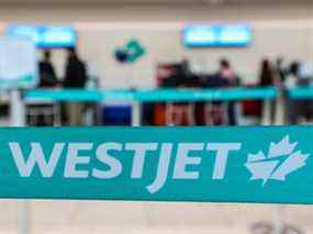 Une zone d'enregistrement de WestJet à l'aéroport international de Calgary a été photographiée le mardi 18 janvier 2022. WestJet a annoncé qu'elle regrouperait ou annulerait jusqu'à 20 % de ses vols jusqu'au 28 février.