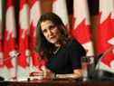 Chrystia Freeland, ministre des Finances et vice-première ministre du Canada, lors d'une nouvelle conférence à Ottawa.