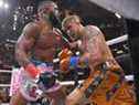 Jake Paul combat Tyron Woodley dans leur combat de poids lourds lors d'un événement à la carte Showtime au Rocket Morgage Fieldhouse le 29 août 2021 à Cleveland, Ohio.