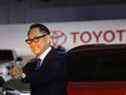 Le président de Toyota, Akio Toyoda, lève le pouce en s'exprimant lors d'un briefing sur les stratégies de batterie de véhicules électriques à Tokyo le 14 décembre 2021. 