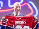 Kent Hughes tient un chandail de hockey après une conférence de presse le présentant comme le nouveau directeur général des Canadiens de Montréal au Centre Bell de Montréal le mercredi 19 janvier 2022.