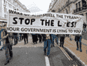 Des manifestants contre le vaccin anti-COVID ont défilé à Londres, en Angleterre, le 15 mai 2021.