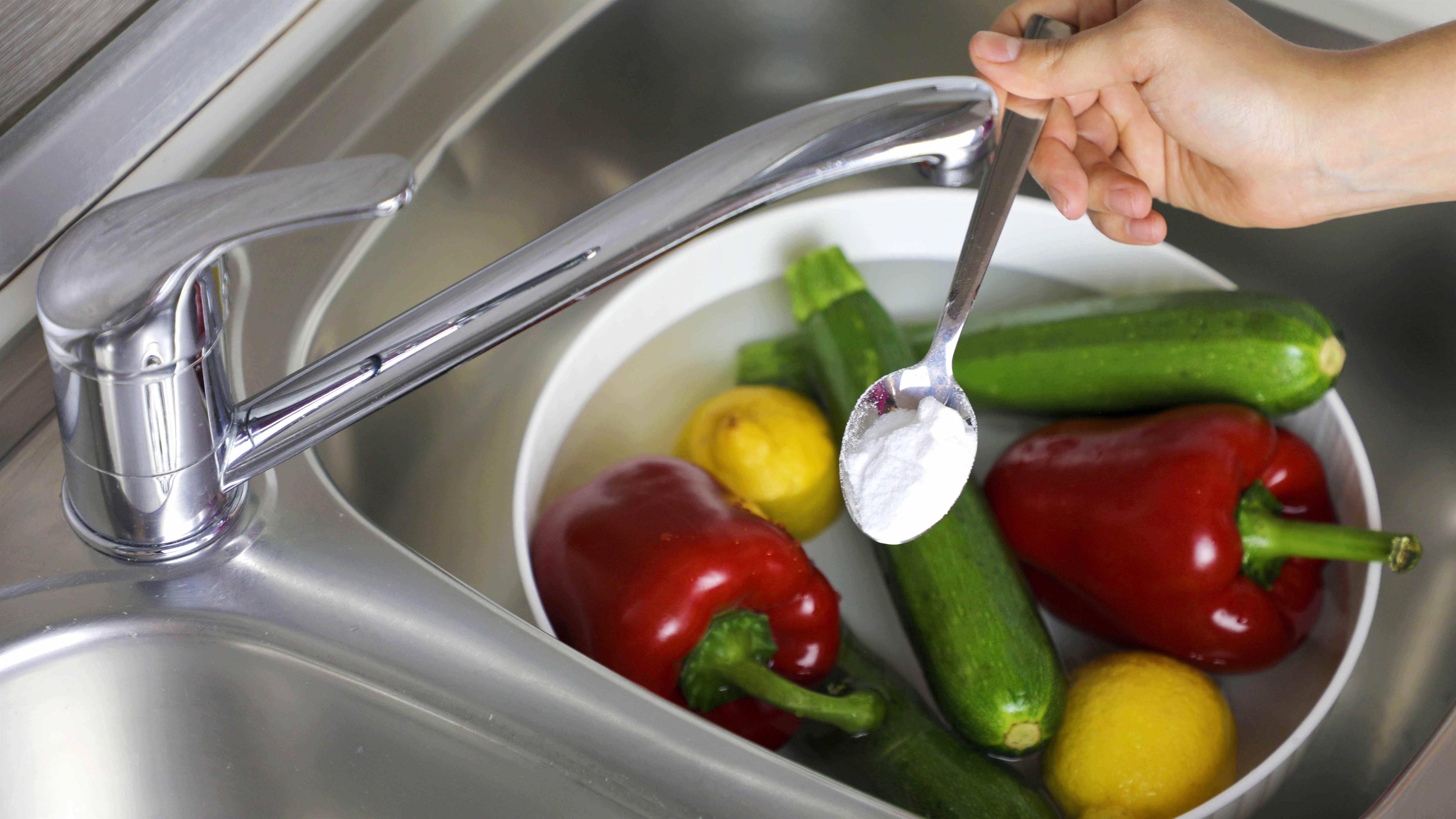 Bicarbonate de soude saupoudré sur un bol de fruits et légumes