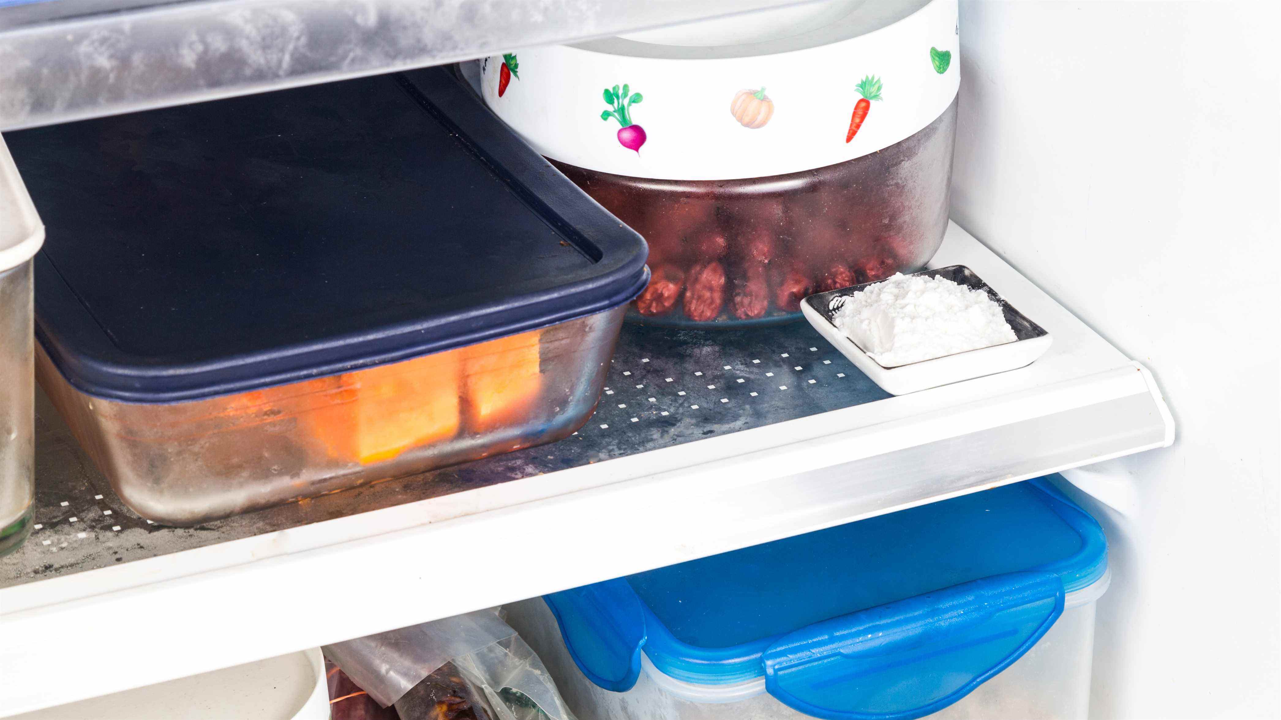 Bicarbonate de soude sur l'étagère du réfrigérateur