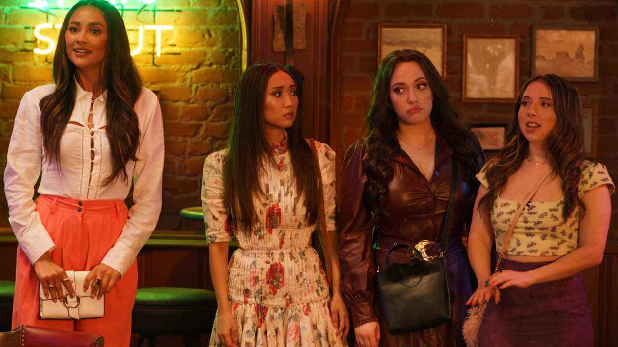 Shay Mitchell, Brenda Song, Kat Dennings et Esther Povitsky debout dans un bar de Dollface.