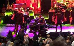 Le rockeur théâtral Meat Loaf s'effondre sur scène à Edmonton le 16 juin 2016. PHOTO FOURNIE/TheNikkiMason