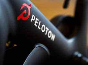 Peloton réduit ses coûts pour faire face au ralentissement de la demande de ses vélos stationnaires.