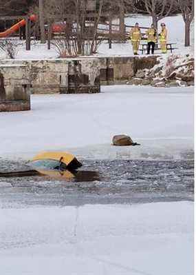 Un véhicule a traversé la glace sur la rivière Rideau le dimanche 16 janvier 2022. Twitter/MDT Police d'Ottawa