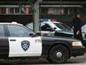 Un agent de police d'Oakland passe devant des voitures de patrouille au siège de la police d'Oakland le 6 décembre 2012 à Oakland, en Californie.  