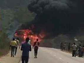 Cette vidéo montre des panaches de fumée noire et des flammes après qu'un camion transportant des explosifs est entré en collision avec une moto à Apiate, près de la ville de Bogoso, au Ghana.