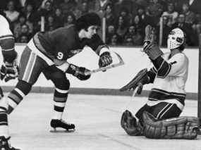 Clark Gillies des Islanders de New York approche le gardien des Canucks de Vancouver Gary Smith le 2 décembre 1974. Deni Eagland/Vancouver Sun.