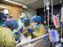 PHOTO DE DOSSIER: Un inhalothérapeute et six infirmières sujettes à une maladie à coronavirus (COVID-19) à l'intérieur de l'unité de soins intensifs de l'hôpital Humber River à Toronto, Ontario, Canada le 19 avril 2021.  
