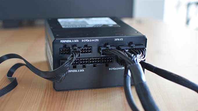 Une alimentation PC modulaire, hors de son boîtier, avec plusieurs câbles connectés.