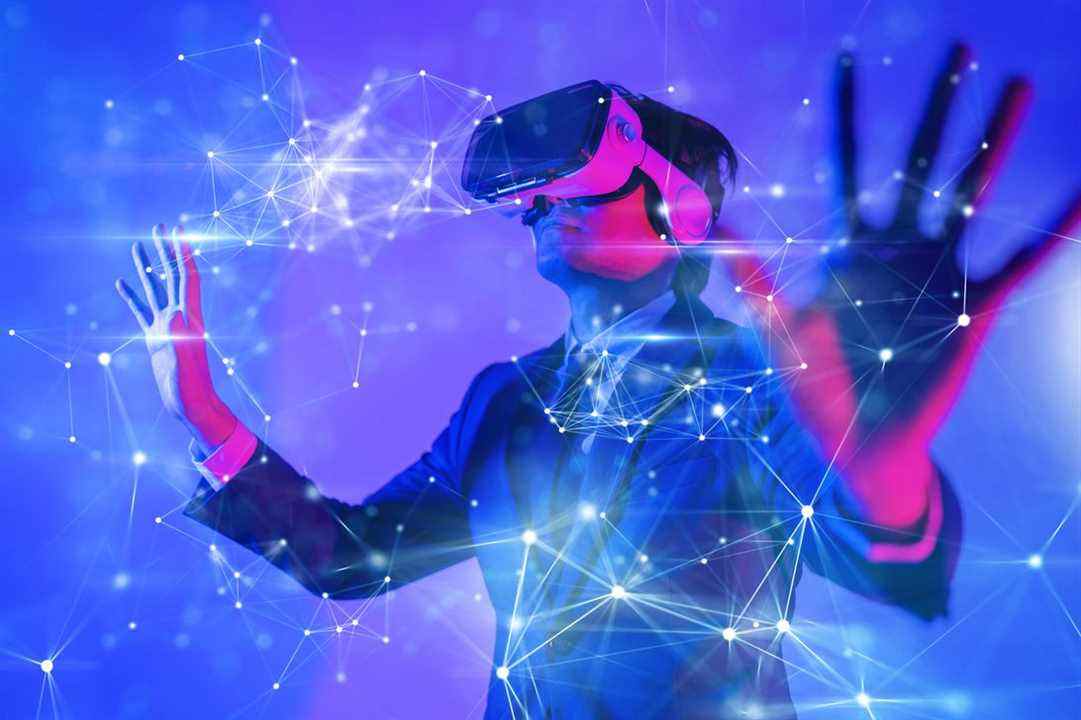 Un homme en costume porte un casque VR