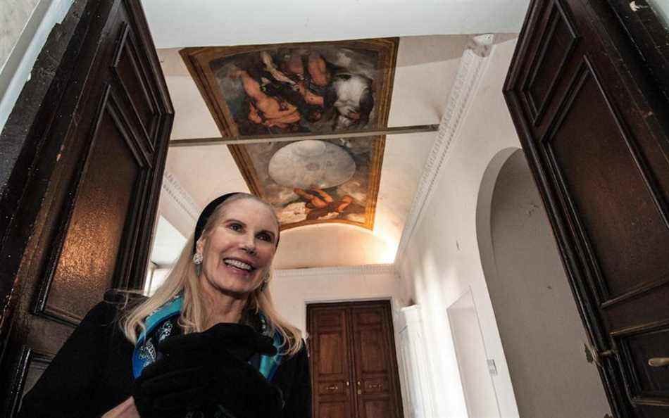 La princesse Rita Ludovisi Boncompagni sous la seule peinture au plafond connue du Caravage dans une salle du Casino dell'Aurora au centre de Rome - Chris Warde-Jones