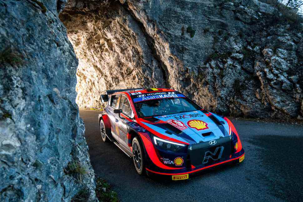Thierry Neuville (BEL) et Martijn Wydaeghe (BEL) de l'équipe Hyundai Shell Mobis World Rally sont vus en train de se produire lors du Championnat du Monde des Rallyes Monte Carlo à Monte Carlo, Monaco, le 20 janvier 2022.