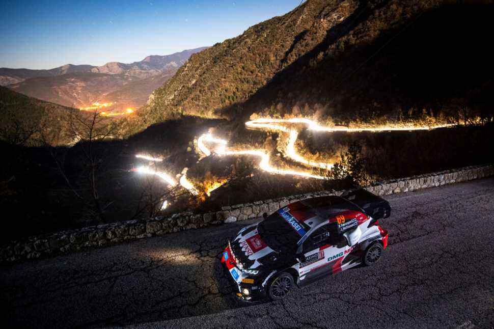 Kalle Rovanperä (FIN) et Jonne Halttunen (FIN) de l'équipe Toyata Gazoo Racing WRT sont vus en train de se produire lors du Championnat du monde des rallyes Monte Carlo à Monte Carlo, Monaco, le 20 janvier.