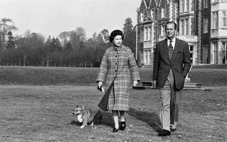 La reine à l'occasion du 30e anniversaire de son règne, avec le duc d'Édimbourg sur leur domaine à Sandringham, Norfolk.  4 février 1982 - Collection Hulton Royals 