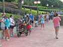 Les invités portant des masques de protection attendent de récupérer leurs billets au parc à thème Magic Kingdom de Walt Disney World le premier jour de la réouverture, à Orlando, en Floride, le 11 juillet 2020. Un homme a été arrêté pour intrusion après être entré dans le parc sans prendre de contrôle de température. 