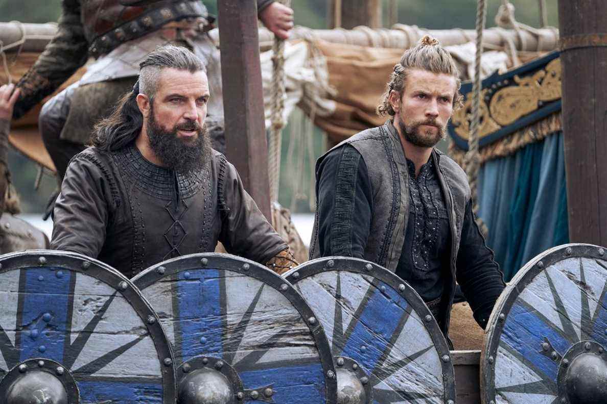 Canute et Harald se tiennent derrière leurs boucliers sur un champ de bataille dans Vikings : Valhalla