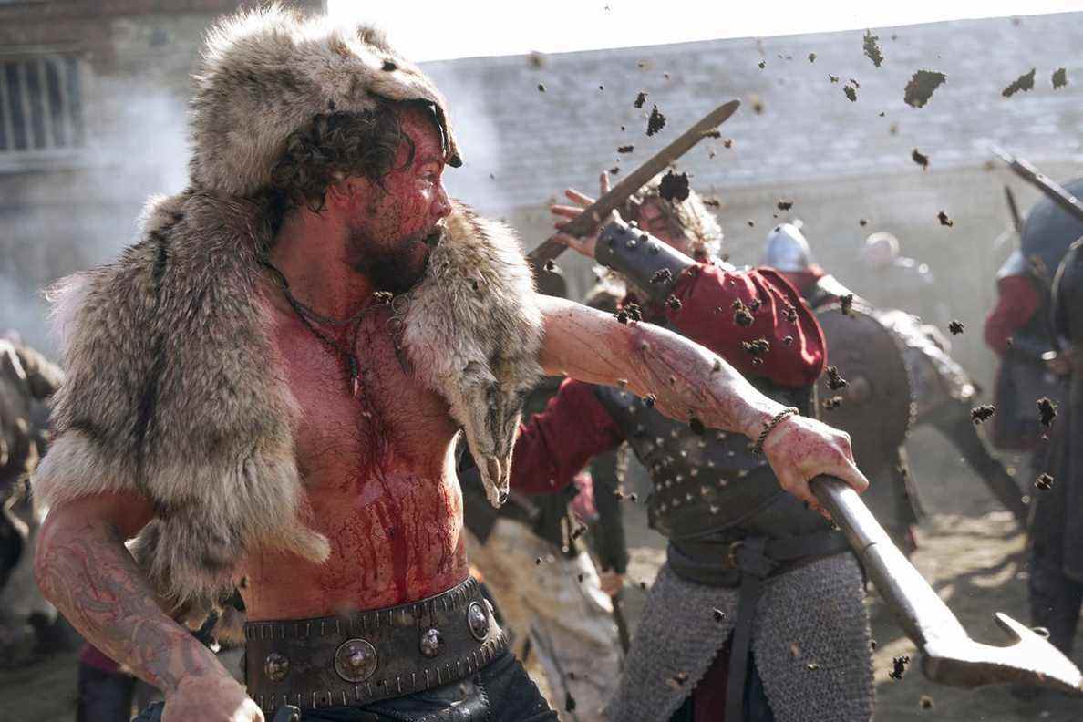 Harald, couvert de sang, repousse une attaque lors d'une bataille chaotique dans Vikings: Valhalla