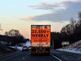 Un semi-remorque annonçant des offres d'emploi dans l'industrie du camionnage, en Virginie, aux États-Unis