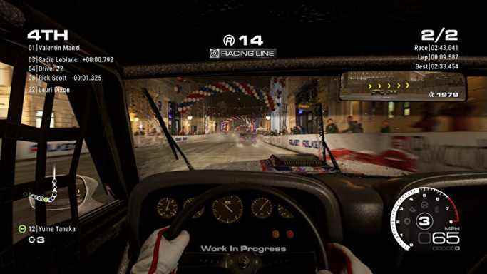 L'intérieur d'une voiture de course traversant une ville enneigée la nuit dans GRID Legends