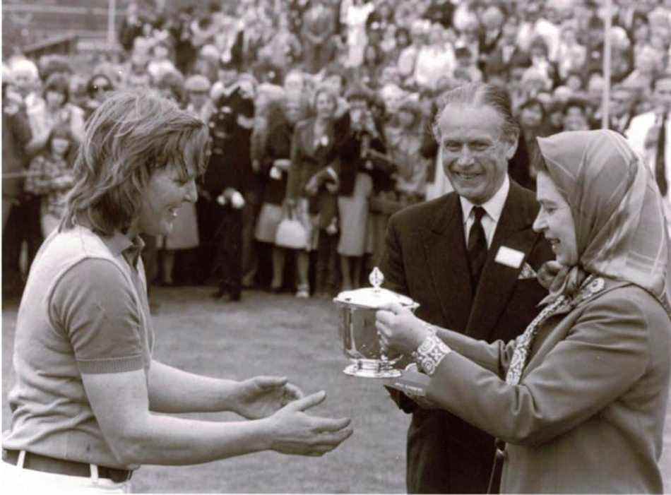 Claire Tomlinson reçoit la Coupe de la Reine en 1979