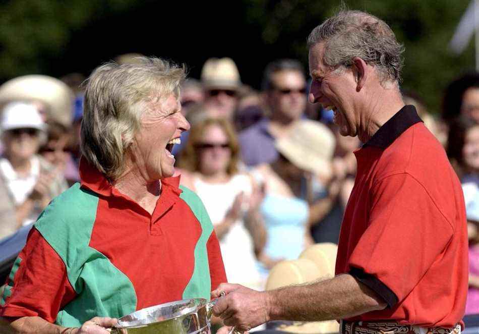 Claire Tomlinson reçoit le trophée de la Cowdray Park Challenge Cup des mains du prince de Galles lors du match de polo caritatif du Princes Trust à Cowdray Park, West Sussex, en 2003 – David Hartley/Shutterstock 