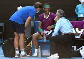L'Espagnol Rafael Nadal s'adresse aux membres du personnel médical lors de son quart de finale contre le Canadien Denis Shapovalov le 25 janvier 2022. REUTERS/Morgan Sette