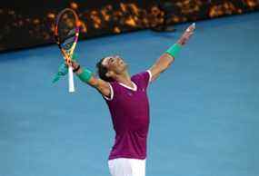 L'Espagnol Rafael Nadal célèbre sa victoire en quart de finale contre le Canadien Denis Shapovalov le 25 janvier 2022. REUTERS/Loren Elliott