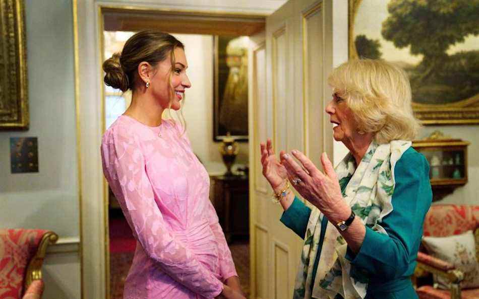 La duchesse de Cornouailles s'entretient avec Zara McDermott, qui a fait campagne avec Refuge - Victoria Jones/PA