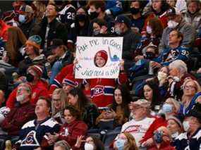 Une jeune partisane des Canadiens brandit une pancarte proposant d'aider son club préféré lundi soir au Minnesota.