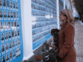 La ministre des Affaires étrangères du Canada, Mélanie Joly, visite un mémorial aux soldats ukrainiens, qui ont été tués lors d'un récent conflit dans les régions de l'est du pays, à Kiev, en Ukraine, le 18 janvier 2022.