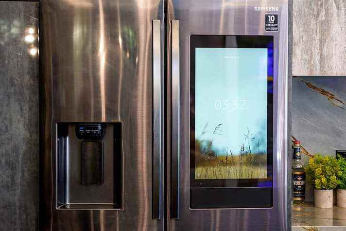 Le réfrigérateur intelligent dans une maison de luxe de la vallée de San Fernando en Californie.