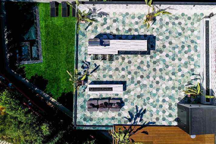 Le patio sur le toit d'une maison intelligente de luxe dans la vallée de San Fernando en Californie.