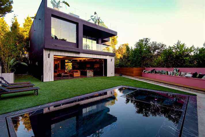 L'extérieur d'une maison intelligente de luxe dans la vallée de San Fernando en Californie.