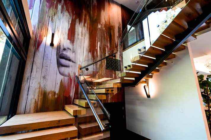 Un escalier dans la maison intelligente de luxe présentée dans l'épisode 3 de Genius Home.