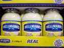 Des pots de mayonnaise Hellmann's, produits par Unilever Plc., sont exposés dans un supermarché à Londres, au Royaume-Uni