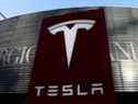 Reuters a rapporté lundi que la Securities and Exchange Commission avait ouvert une enquête sur Tesla suite à des allégations de dénonciateurs concernant des défauts de panneaux solaires.