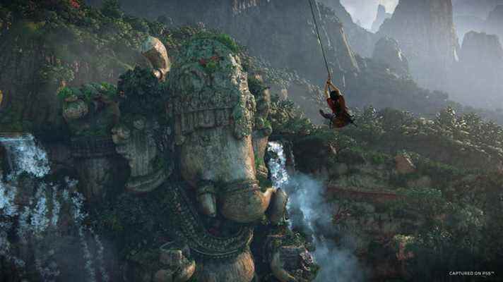 Chloé se balance près d'une statue de Ganesha dans Uncharted: The Lost Legacy.