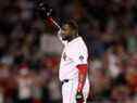 Le frappeur désigné des Red Sox de Boston, David Ortiz, se tient en sécurité au deuxième but et salue la foule après avoir frappé son 2000e coup sûr en carrière lors de la sixième manche contre les Tigers de Detroit lors de leur match de baseball de la Ligue américaine de la MLB à Boston, Massachusetts, le 4 septembre 2013.  