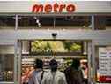 Les acheteurs entrent dans une épicerie Metro Inc. à Toronto.