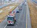 Les camions du «convoi de la liberté» se dirigent vers l'est sur la route transcanadienne à l'est de Calgary le lundi 24 janvier 2022. Les camionneurs traversent le Canada jusqu'à Ottawa pour protester contre le mandat du gouvernement fédéral concernant le vaccin COVID-19 pour les camionneurs transfrontaliers .